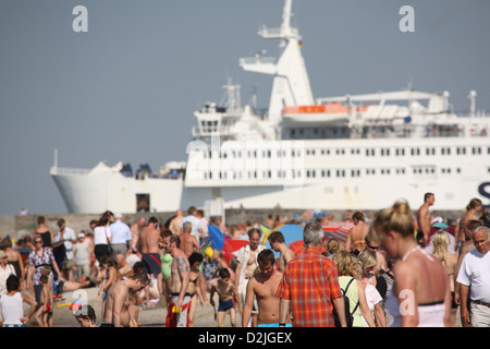 Rostock-Warnemünde, Deutschland, Touristen am Strand und RoPax-Fähre Stockfoto