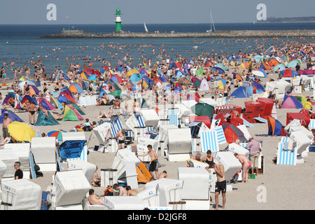 Rostock-Warnemünde, Deutschland, viele Touristen am Strand Stockfoto