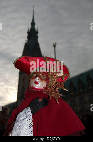 Eine Frau in einem historischen Kostüm aus dem venezianischen Karneval Spaziergänge durch Hamburg, Germany, 26. Januar 2013. Die jährliche "Maske Prozession an der Alster" findet in Hamburg statt. Foto: AXEL HEIMKEN Stockfoto