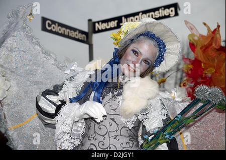 Eine Frau in einem historischen Kostüm aus dem venezianischen Karneval Spaziergänge durch Hamburg, Germany, 26. Januar 2013. Die jährliche "Maske Prozession an der Alster" findet in Hamburg statt. Foto: AXEL HEIMKEN Stockfoto