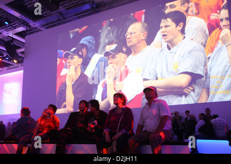 Berlin, Deutschland, setzen Sie sich Besucher auf der IFA vor eine Projektion in die Ausstellung Hall von Sony Stockfoto