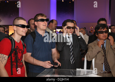 Berlin, Deutschland, Besucher auf der IFA mit 3D Shutterbrille PlayStation 3 spielen Stockfoto
