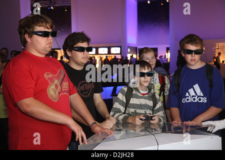 Berlin, Deutschland, Besucher auf der IFA mit 3D Shutterbrille PlayStation 3 spielen Stockfoto