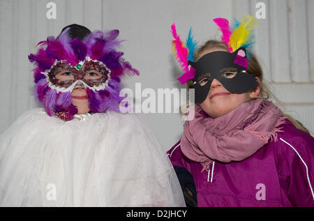 Kinder in historischen Kostümen aus dem venezianischen Karneval stellen Hamburg, Germany, 26. Januar 2013. Die jährliche "Maske Prozession an der Alster" findet in Hamburg statt. Foto: AXEL HEIMKEN Stockfoto
