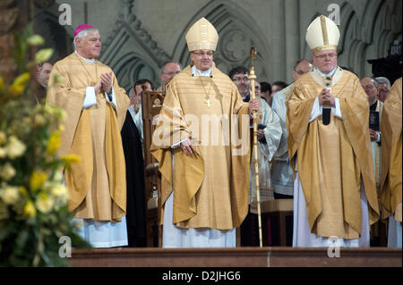 Neuer Bischof von Regensburg, Rudolf Voderholzer, steht neben seinem Vorgänger Erzbischof Gerhard Ludwig Müller (L) und Erzbischof von München und Cardinal Reinhard Marx (R) im Regensburger Dom in Regensburg, Deutschland, 26. Januar 2013. Etwa sechs Wochen nach seiner Ernennung 53-jährigen wurde Vorderholzer gesalbt den 78. Bischof von Regensburg. Foto: ARMIN WEIGEL Stockfoto