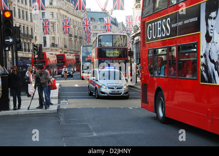 Polizeiauto Verhandlungen über Verkehr, Regent Street London, UK Stockfoto