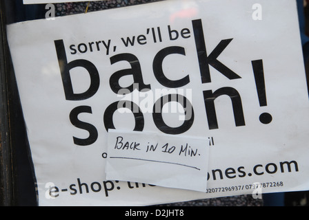 ZURÜCK bald Schild an die Tür des London-shop Stockfoto