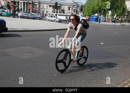 Radfahrer am Trafalgar Square London Vereinigtes Königreich Stockfoto