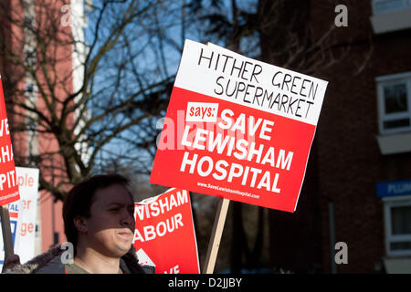 London UK. 26. Januar 2013. . Tausende von Menschen vor Ort marschieren zu einer Kundgebung gegen Krankenhaus-Verschlüsse. Secretary Of State Jeremy Hunt verrät seine Antwort auf die Empfehlungen des Trust Special Administrator Matthew Kershaw am 4. Februar 2013. Dies könnte zur Schließung von Lewisham Krankenhaus führen. Bildnachweis: Martyn Wheatley / Alamy Live News Stockfoto