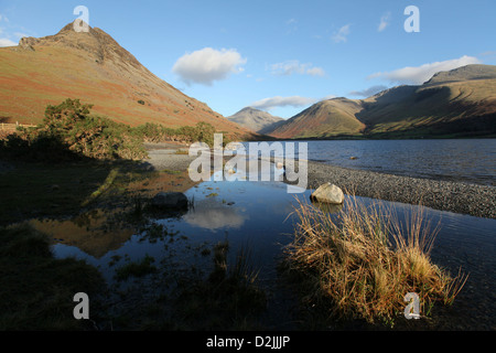 Herbstfärbung bei Wast Water sind in der späten Nachmittagssonne akzentuiert. Stockfoto