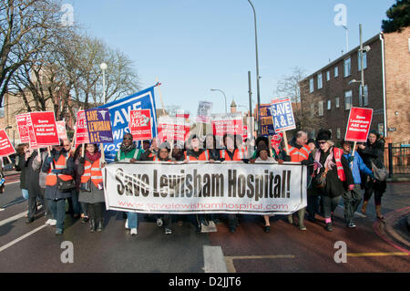 London, UK. 26. Januar 2013.  Demonstranten marschieren übergeben Lewisham Krankenhaus. Bildnachweis: Pete Maclaine / Alamy Live News Stockfoto