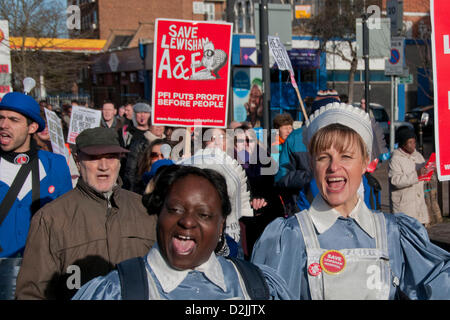 London, UK. 26. Januar 2013.  Demonstranten marschieren übergeben Lewisham Krankenhaus. Bildnachweis: Pete Maclaine / Alamy Live News Stockfoto