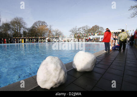 London, UK. 26. Januar 2013.  South London Swimming Club veranstaltet die 5. Kaltwasser Swimming Championships in Tooting Bec Lido in Südlondon, Großbritanniens größte open-air, unbeheizten Süßwasser-Pool. Über 600 Schwimmer trotzten Gewässern den eisigen einige tragen Kostüm. 25.01.2013. Bildnachweis: ZUMA Press, Inc. / Alamy Live News Stockfoto