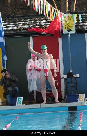 London, UK. 26. Januar 2013.  South London Swimming Club veranstaltet die 5. Kaltwasser Swimming Championships in Tooting Bec Lido in Südlondon, Großbritanniens größte open-air, unbeheizten Süßwasser-Pool. Über 600 Schwimmer trotzten Gewässern den eisigen einige tragen Kostüm. 25.01.2013. Bildnachweis: ZUMA Press, Inc. / Alamy Live News Stockfoto