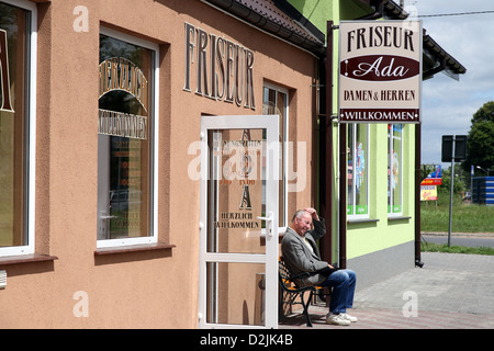 Ein Mann sitzt beim Friseur Ada Osinow Dolny, Polen Stockfoto