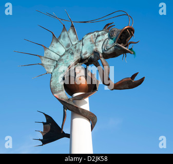 "Das Plymouth Seeungeheuer" - große Metallskulptur von einer Garnele auf Plymouth Barbican Stockfoto
