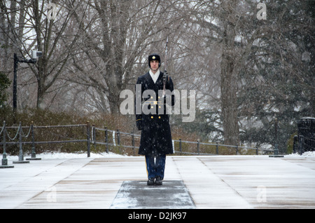 ARLINGTON, Virginia – Ein Wächter des 3. US-Infanterieregiments (The Old Guard) hält seine wachsame Wache am Grab der Unbekannten während des Schneefalls auf dem Arlington National Cemetery. Der Wachmann führt seine präzise choreografierte Routine von 21 Schritten aus, unabhängig von den Wetterbedingungen. Das Grab wird seit 1937 ununterbrochen bewacht. Stockfoto