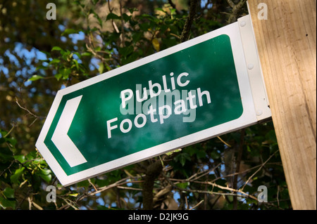 Wegweiser zeigt einen öffentlichen Fußweg Stockfoto