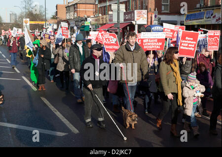 London, UK. 26. Januar 2013. Demonstranten, darunter auch einen blinden Mann, marschieren gegen Lewisham NHS Kürzungen auf die Mutterschaft und A&E Abteilungen Stockfoto