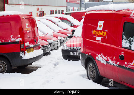 Bury, Lancashire, UK. 26. Januar 2013. Royal Mail Post Lieferwagen bedeckt mit Schnee im Büro Lieferung Credit abgestellt: Andrew Barker / Alamy Live News Stockfoto