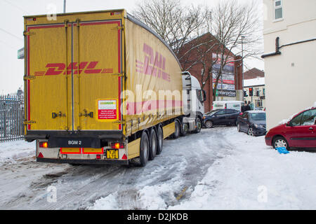 Bury, Lancashire, UK. 26. Januar 2013. ein DHL-Lieferung-LKW gestrandet im Schnee Credit: Andrew Barker / Alamy Live News Stockfoto