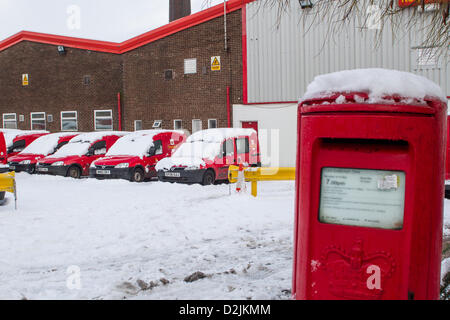 Bury, Lancashire, UK. 26. Januar 2013. Royal Mail Post Lieferwagen bedeckt mit Schnee im Büro Lieferung Credit abgestellt: Andrew Barker / Alamy Live News Stockfoto