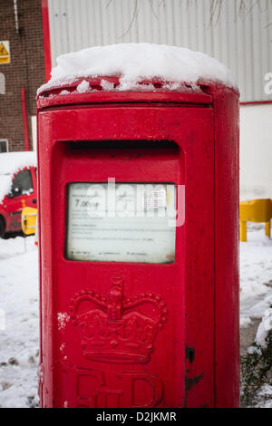 Bury, Lancashire, UK. 26. Januar 2013. Schneebedeckte Briefkasten vor einer Royal Mail-Lieferung-Büro. Bildnachweis: Andrew Barker / Alamy Live News Stockfoto