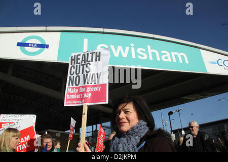 London, Großbritannien. 26. Januar 2013. Eine Demonstrantin hält Ihr Plakat hoch außerhalb Lewisham DLR Station Credit: David mbiyu/Alamy leben Nachrichten Stockfoto