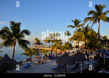 Urlauber genießen Sie den Strand von einem Luxus-Resort. Florida, USA. Stockfoto