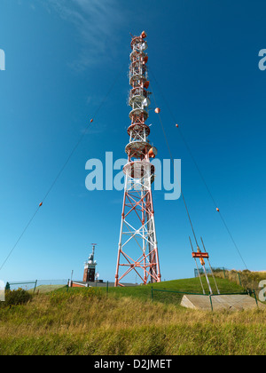 Helgoland, Deutschland, der Sendemast auf dem oberen Land mit Leuchtturm Stockfoto