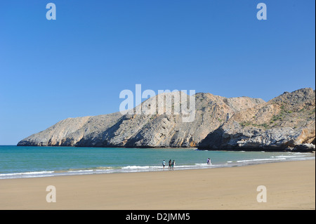 Ein Spaziergang auf dem breiten Sandstrand am Yiti; Muscat, Oman. Stockfoto