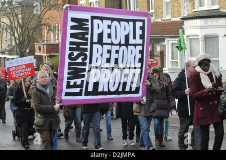 Lewisham, London, UK. 26. Januar 2013. Der Marsch nach Lewisham A&E. Protest März und Kundgebung gegen die geplante Schließung von Lewisham A & E. Kredit sparen: Matthew Chattle / Alamy Live News Stockfoto