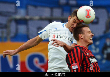 Frankfurter Alexander Meier (R) wetteifert um den Ball mit Hoffenheim Matthieu Delpierre während der vorentscheidendes Fußballspiel zwischen Eintracht Frankfurt und 1899 Hoffenheim in der Commerzbank Arena in Frankfurt Main, Deutschland, 26. Januar 2013. Foto: BORIS ROESSLER (Achtung: EMBARGO Bedingungen! Die DFL ermöglicht die weitere Nutzung der nur bis zu 15 Bilder (keine Sequntial Bilder oder Video-ähnliche Reihe der Bilder erlaubt) über das Internet und Online-Medien während des Spiels (einschließlich Halbzeit), im Stadion oder vor dem Start des Spiels entnommen. Die DFL erlaubt den uneingeschränkten Stockfoto