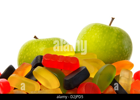 Wählen Sie: Haufen Süßigkeiten oder zwei gesunde Äpfel Stockfoto