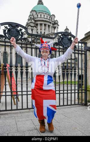 Belfast, Nordirland, Vereinigtes Königreich. 26. Januar 2013.   Eine Frau trägt ein Anschluß-Markierungsfahne ist einer der 500 Demonstranten versammelten sich in der Belfast City Hall zu protestieren gegen die Abschaffung der Anschluß-Markierungsfahne vom Gebäude. Bildnachweis: Stephen Barnes / Alamy Live News Stockfoto