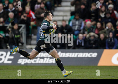 Northampton, UK. 26. Januar 2013. Debütant Tom COLLINS von Northampton Saints auf den ball während der LV = Cup-Match zwischen Northampton Saints und Gloucester Rugby in Franklins Gärten.  Endstand: Northampton Saints 26-7 Gloucester Rugby. Stockfoto