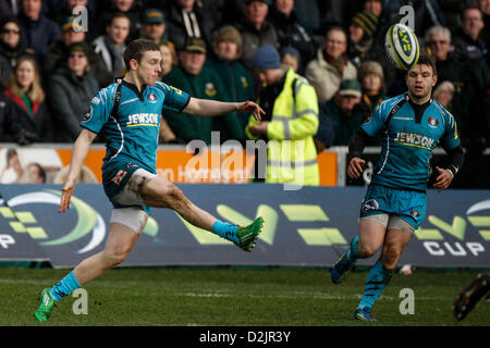 Northampton, UK. 26. Januar 2013. Gloucester Rugby kickt voraus für Position während der LV = Cup-Match zwischen Northampton Saints und Gloucester Rugby in Franklins Gärten.  Endstand: Northampton Saints 26-7 Gloucester Rugby. Stockfoto