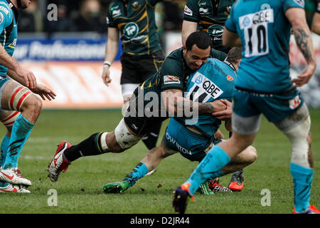 Northampton, UK. 26. Januar 2013. Steph REYNOLDS von Gloucester Rugby von Samu MANOA von Northampton Saints angegangen wird, während die LV = Cup-Match zwischen Northampton Saints und Gloucester Rugby in Franklins Gärten.  Endstand: Northampton Saints 26-7 Gloucester Rugby. Stockfoto