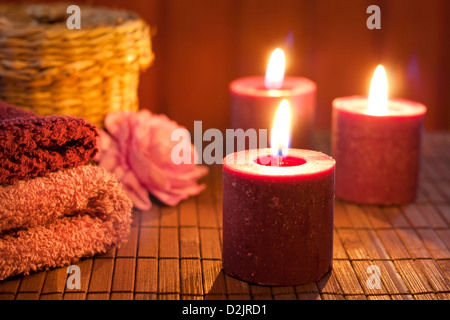 Spa-Konzept in der Nacht mit Kerzen Stillleben Stockfoto