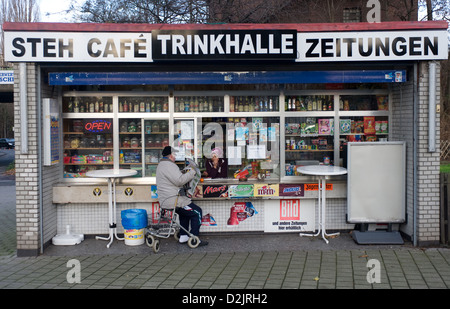 Duisburg, Deutschland, ein Mann vor einem typischen Trinkhalle Stockfoto