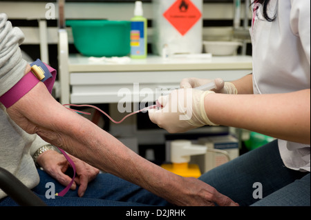 Duisburg, Deutschland, zieht eine Krankenschwester Blut eines Patienten Stockfoto