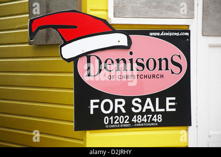 Weihnachten Immobilien zum Verkauf Zeichen am Strand Hütte am Hengistbury Head, Bournemouth, Dorset, England Großbritannien im Januar Stockfoto