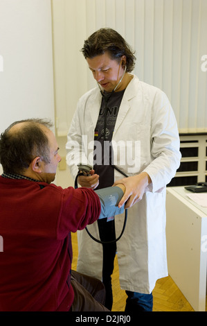 Duisburg, Deutschland, ein Arzt misst den Blutdruck eines Patienten Stockfoto