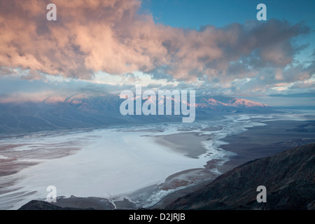 Morgenwolken über Death Valley fangen die frühen Sonnenstrahlen von Dantes View, Death Valley Nationalpark, Kalifornien gesehen. Stockfoto