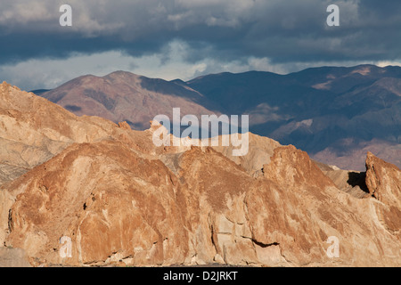 Die Amargosa reichen über Twenty Mule Team Canyon in Death Valley Nationalpark, Kalifornien. Stockfoto