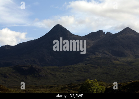 Cirrus-Wolke zieht vorbei über Sgurr Nan Gillean und der Cuillin Hauptkamm von Sligachan River Sligachan Vordergrund Isle Of Skye Stockfoto