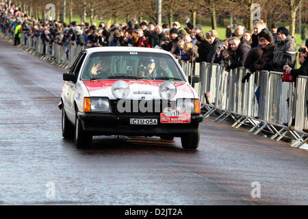 Glasgow Green, Glasgow, Schottland, Großbritannien, Samstag, 26. Januar 2013. Zuschauer beobachten einen Holden-Wagen, der nach dem Start der Rallye Monte Carlo Classic abfährt Stockfoto