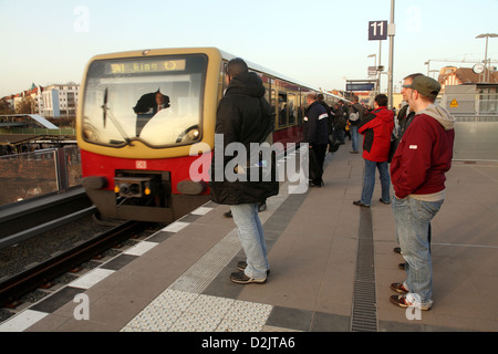 Berlin, Deutschland, die S41 Ring Tram fährt in den Bahnhof Ostkreuz Stockfoto