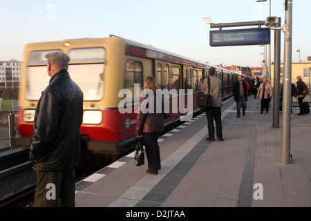 Berlin, Deutschland, fährt eine S-Bahn in den Bahnhof Ostkreuz Stockfoto