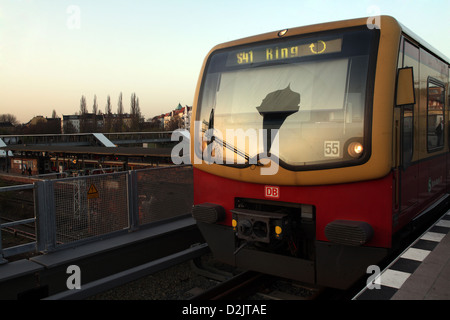 Berlin, Deutschland, die S41 Ring Tram fährt in den Bahnhof Ostkreuz Stockfoto